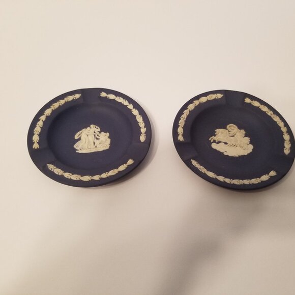 Pair of Vintage Wedgewood 4 3/8" Ashtrays - Picture 1 of 4